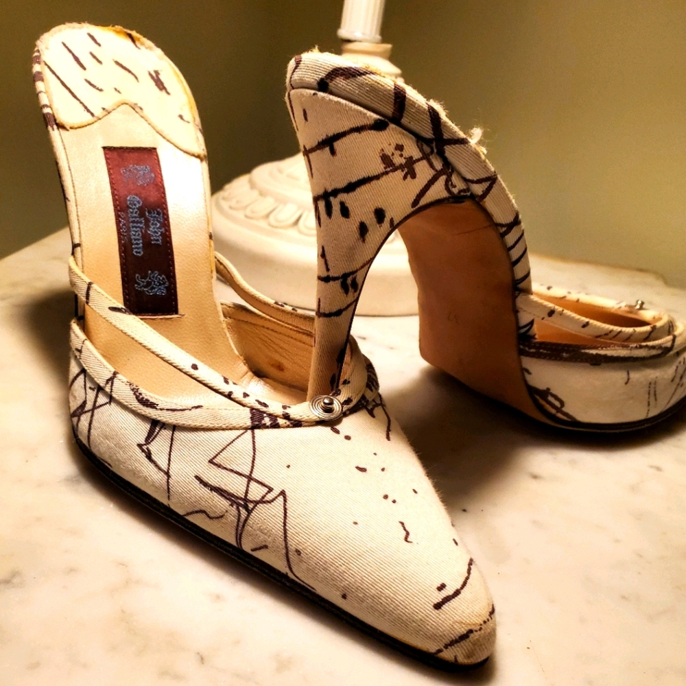 Logo Pointy Toe Pumps